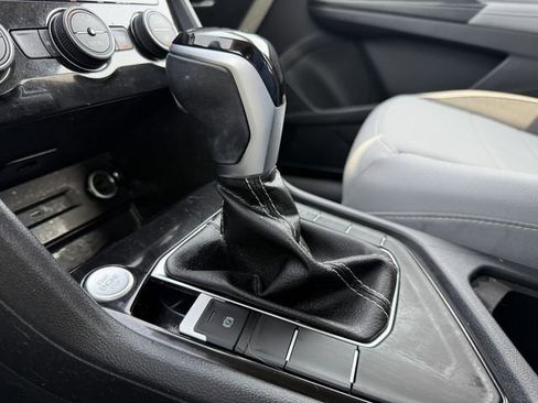 Used 2024 Volkswagen Taos SE image 19