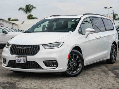 Used 2021 Chrysler Pacifica Touring-L w/ Uconnect Theater Family Group