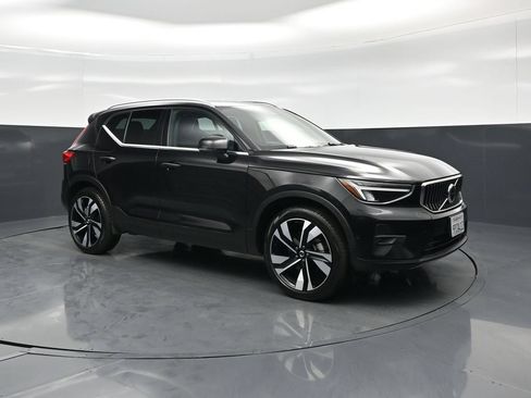 Used 2025 Volvo XC40 B5 Plus AWD/4WD image 56