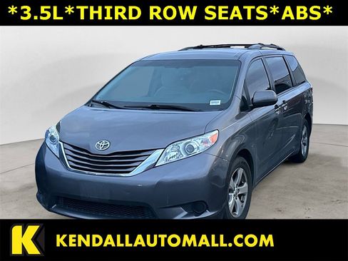 Used 2017 Toyota Sienna LE image 1