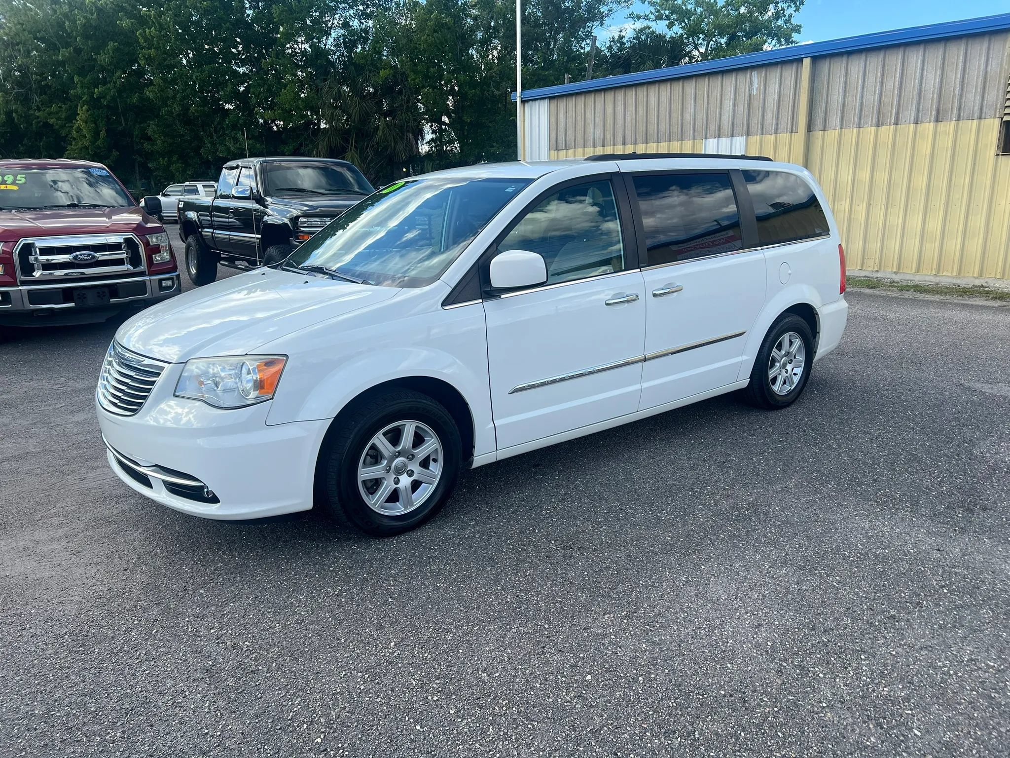 Used 2011 Chrysler Town & Country Touring w/ Trailer Tow Group FWD image 2