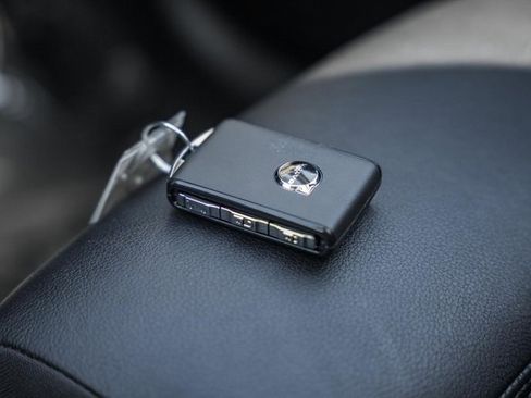 Certified 2025 Volvo XC40 B5 Plus image 43