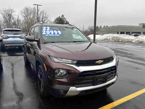 Used 2022 Chevrolet TrailBlazer LT image 2