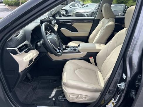 Used 2024 Toyota Highlander Limited AWD/4WD image 22
