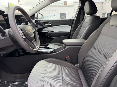 Used 2025 Chevrolet Trax LT image 24
