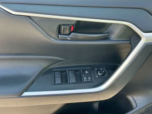 Used 2021 Toyota RAV4 LE AWD/4WD image 19