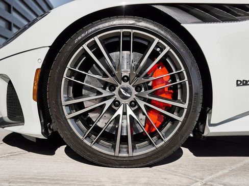 Used 2023 Aston Martin DBS Volante image 3