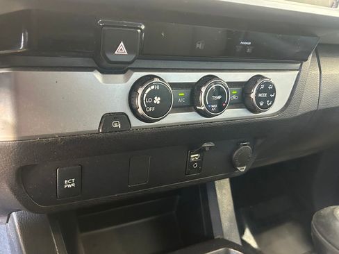 Used 2017 Toyota Tacoma SR5 image 33