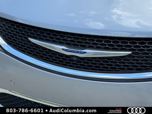 Used 2020 Chrysler Pacifica Touring-L Plus w/ Advanced Safetytec Group FWD image 6