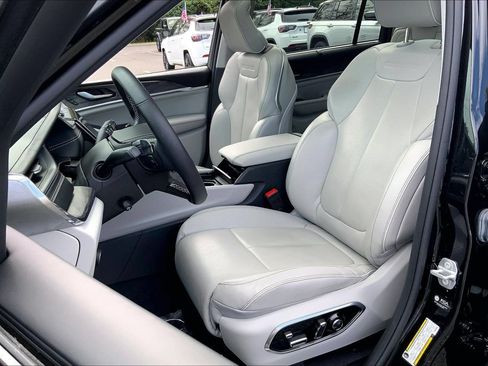 Used 2023 Jeep Grand Cherokee L Overland w/ Advanced Protech Group III AWD/4WD image 8