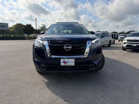 Used 2024 Nissan Pathfinder SV FWD image 2