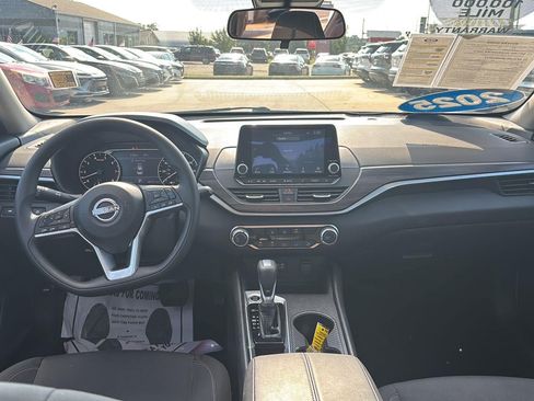 Used 2025 Nissan Altima 2.5 SV FWD image 7
