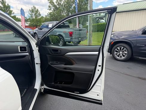Used 2017 Toyota Highlander LE AWD/4WD image 30