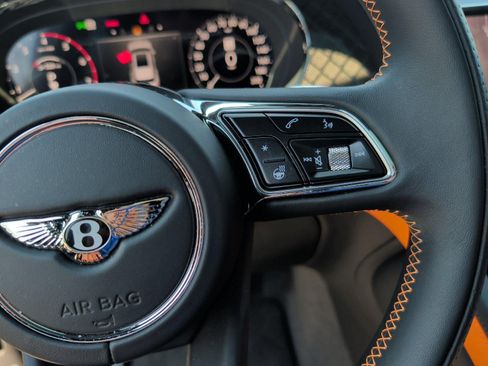 Used 2025 Bentley Bentayga AWD/4WD image 24