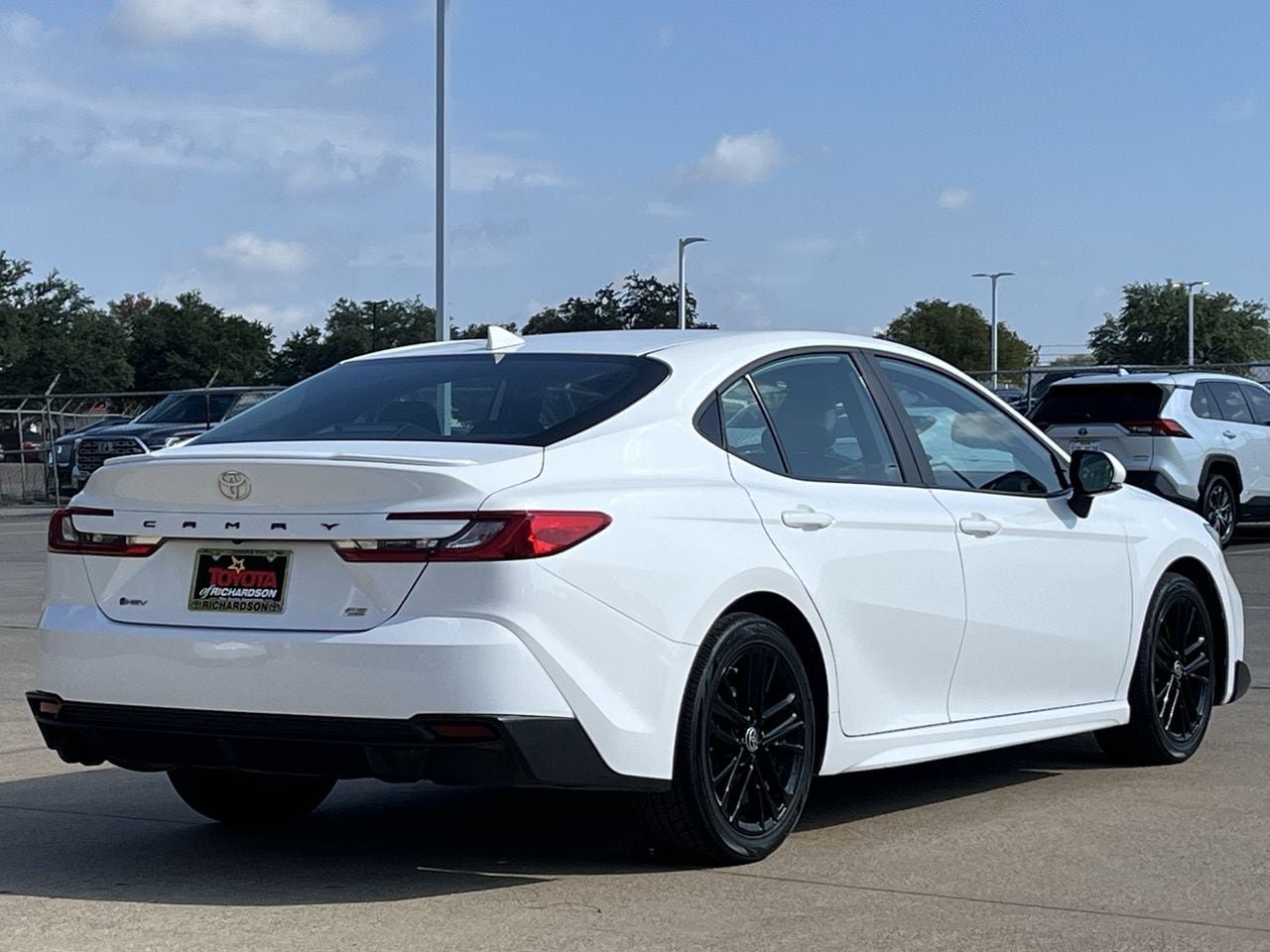 Used 2025 Toyota Camry SE FWD image 4