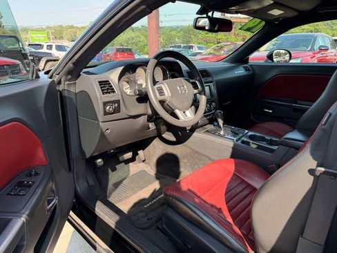 Used 2014 Dodge Challenger SXT RWD image 3
