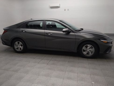 Used 2025 Hyundai Elantra SE FWD image 11