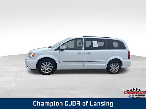 Used 2016 Chrysler Town & Country Touring image 2