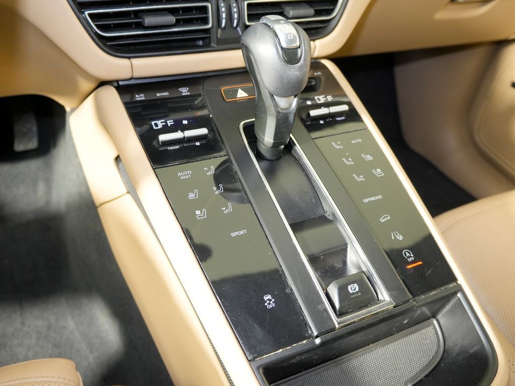 Certified 2025 Porsche Macan w/ Premium Package Plus AWD/4WD image 32