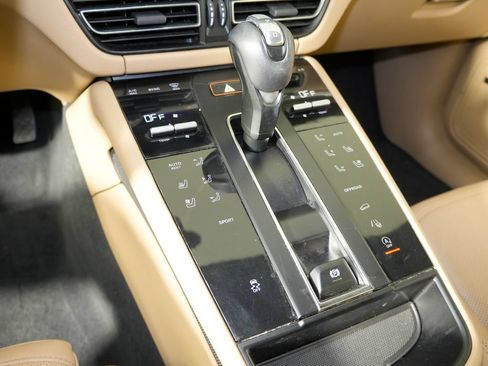 Certified 2025 Porsche Macan w/ Premium Package Plus AWD/4WD image 32