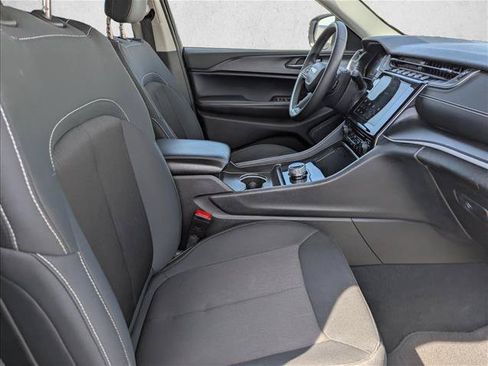 Used 2024 Jeep Grand Cherokee Laredo AWD/4WD image 26