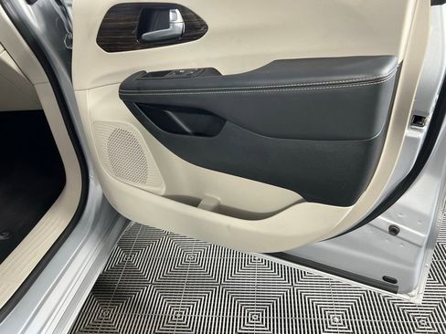 Used 2024 Chrysler Pacifica Limited image 30