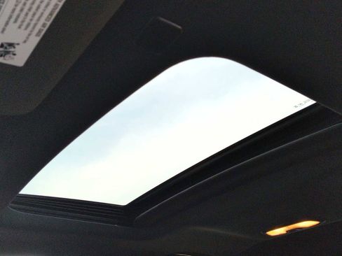 Used 2025 Chevrolet Colorado Z71 w/ Technology Package image 19