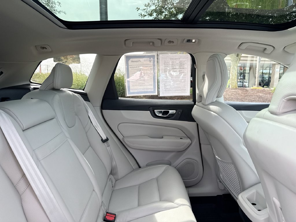 Used 2021 Volvo XC60 T5 Momentum w/ Premium Package AWD/4WD image 6