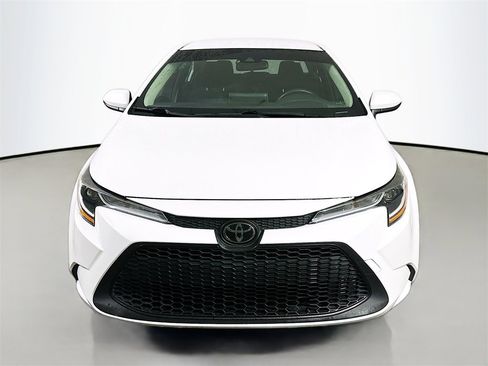 Used 2020 Toyota Corolla LE image 2