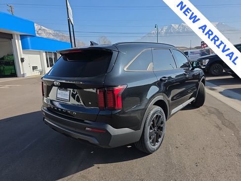Used 2021 Kia Sorento S image 2