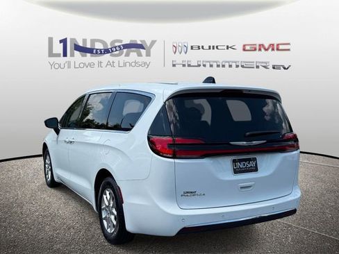 Used 2024 Chrysler Pacifica Touring-L FWD image 4