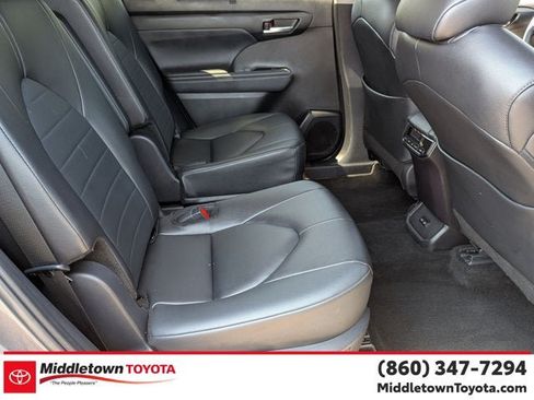 Certified 2024 Toyota Highlander XLE AWD/4WD image 33