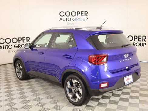 Used 2025 Hyundai Venue SEL image 21
