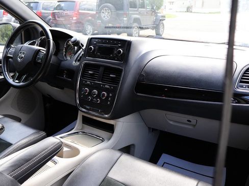 Used 2017 Dodge Grand Caravan SXT FWD image 17
