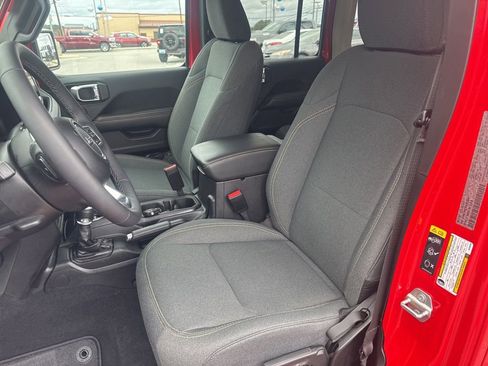 Used 2025 Jeep Wrangler Unlimited Sahara image 23