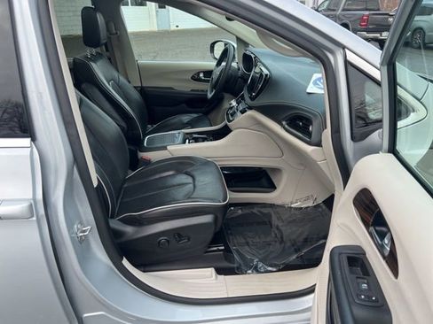 Used 2023 Chrysler Pacifica Limited image 13