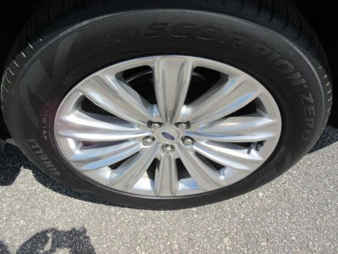 Used 2022 Ford Explorer Limited w/ Equipment Group 301A RWD image 10