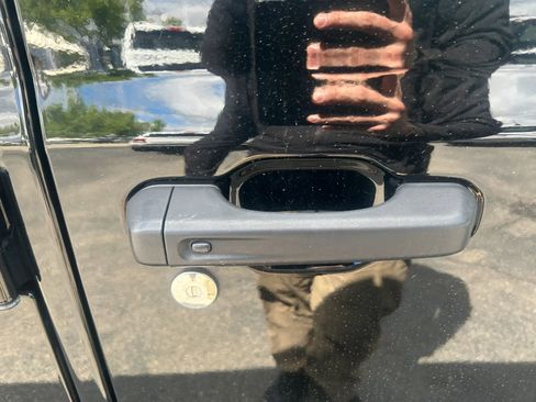 Used 2023 Jeep Wrangler Unlimited Sahara AWD/4WD image 5