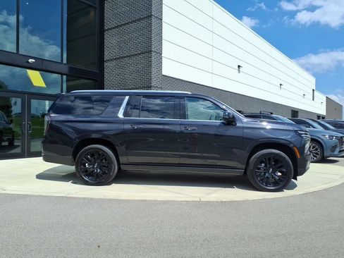 Used 2025 Chevrolet Suburban Premier AWD/4WD image 8