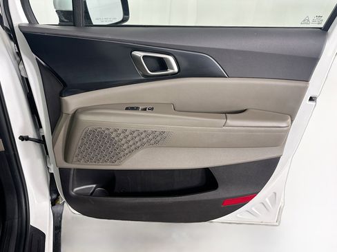 Used 2025 Kia Carnival FWD image 34