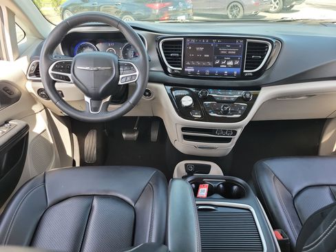 Used 2023 Chrysler Pacifica Touring-L FWD image 16