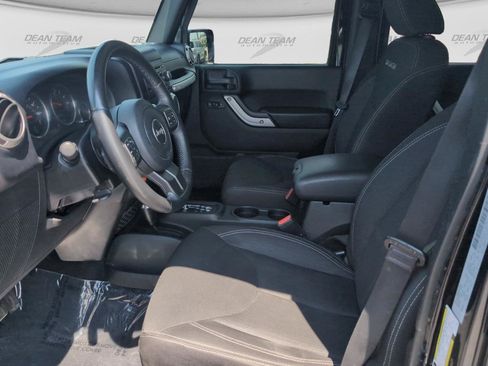 Used 2017 Jeep Wrangler Unlimited Sahara w/ Connectivity Group AWD/4WD image 12
