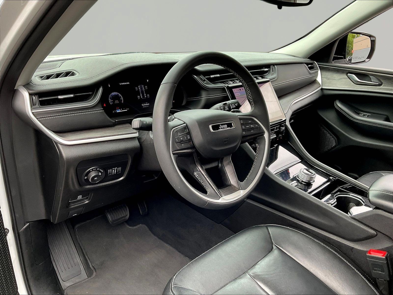 Used 2023 Jeep Grand Cherokee Limited w/ Black Appearance Package AWD/4WD image 17