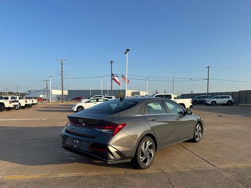 Used 2025 Hyundai Elantra SEL FWD image 20