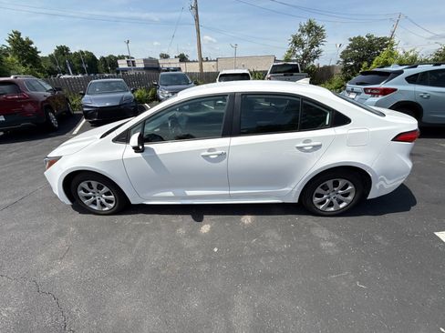 Used 2025 Toyota Corolla LE FWD image 3