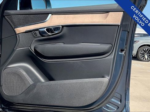 Certified 2025 Volvo XC90 B6 Plus image 24