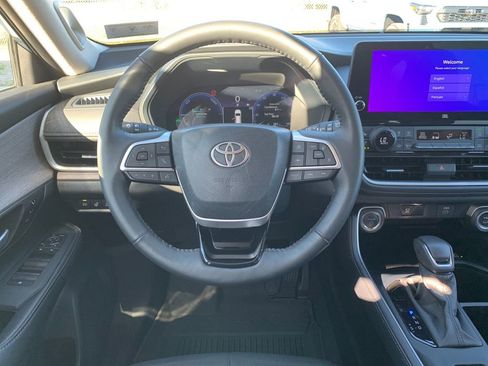 Used 2025 Toyota Grand Highlander AWD Hybrid image 17
