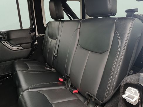 Used 2018 Jeep Wrangler Unlimited Sahara AWD/4WD image 11