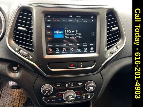 Used 2022 Jeep Cherokee Trailhawk image 12