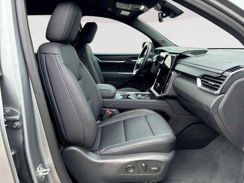 Certified 2025 GMC Acadia Elevation w/ Elevation Premium Package image 28